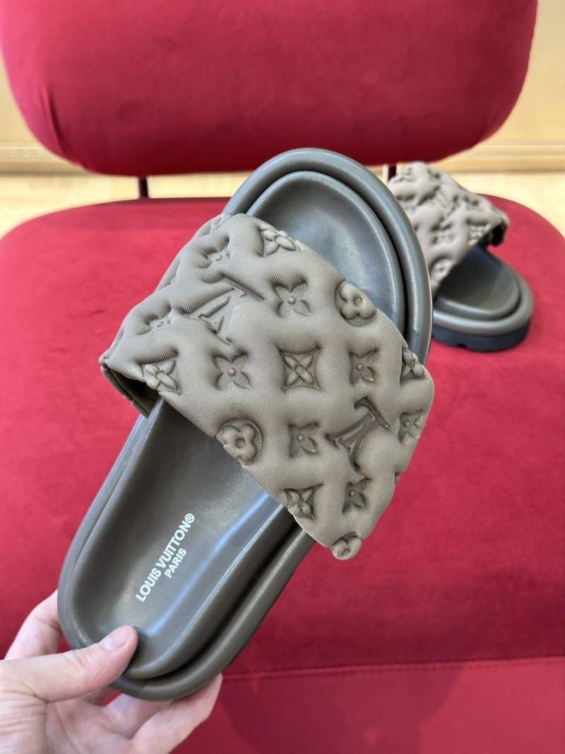 l0vis Vvtt0n slippers